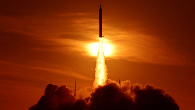 Çin, uzay deney kapsülünü fırlattı