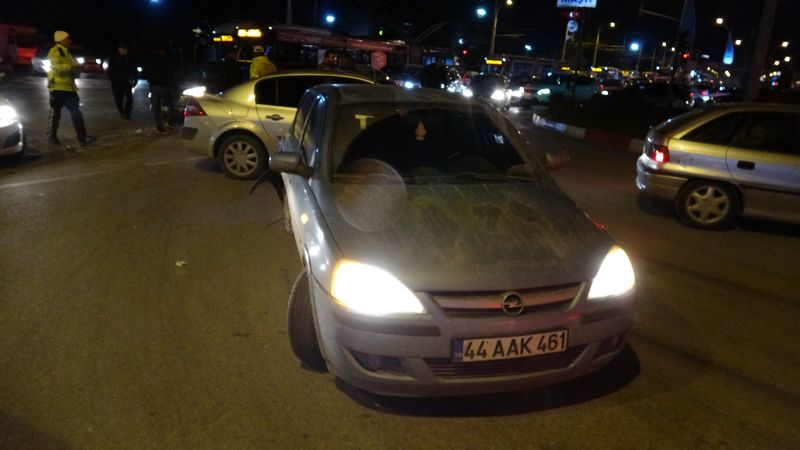 Malatya'da 3 araç birbirine girdi: 2 yaralı