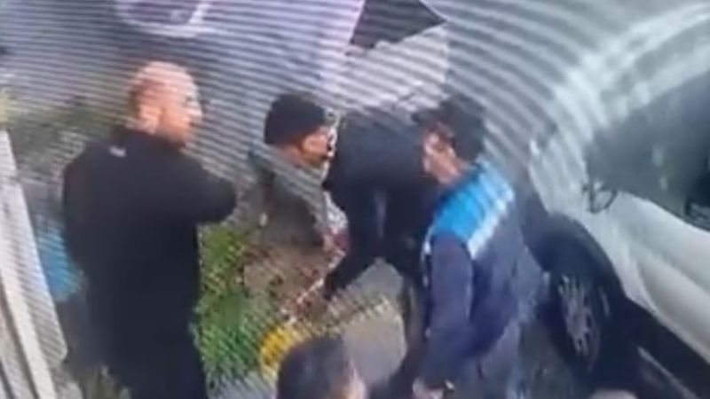 Pendik’te İSKİ çalışanı, kestiği boruyu tamir etmeye geri döndü