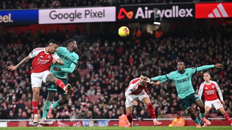 Arsenal, Wolves'in kendi kalesine attığı gollerle kazandı