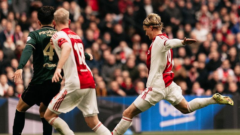 Ajax, Feyenoord'u iki golle yıktı
