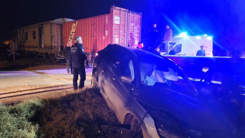 Malatya'da yük treni otomobile çarptı: 5 yaralı