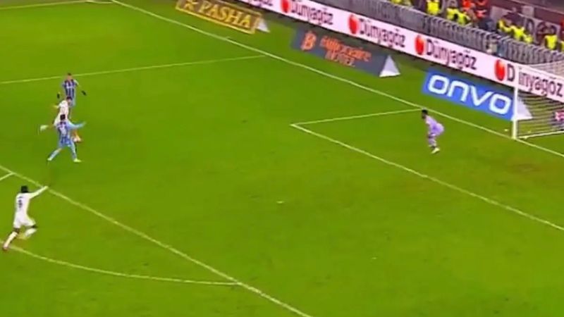 Müsait pozisyondaki Abraham'ı görmedi: Beşiktaşlı taraftarlardan David Jurasek'e büyük tepki