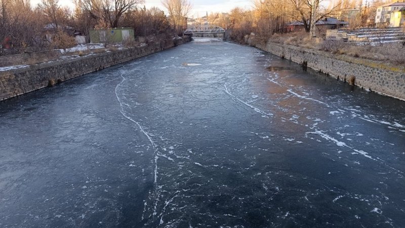 Kars eksi 15’i gördü: Kars Çayı 1 günde dondu