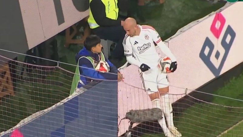 Vaclav Cerny'nin top toplayıcı çocukla diyaloğu dikkat çekti