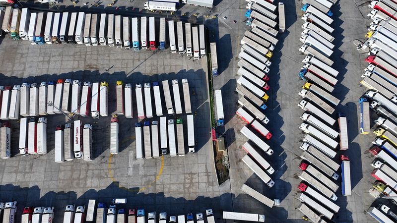 Yunan çiftçi eylemleri Türk tırlarını sınırda bekletiyor