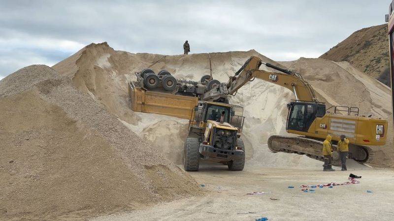 İstanbul'da taş ocağında devrilen kamyonun sürücüsü hayatını kaybetti