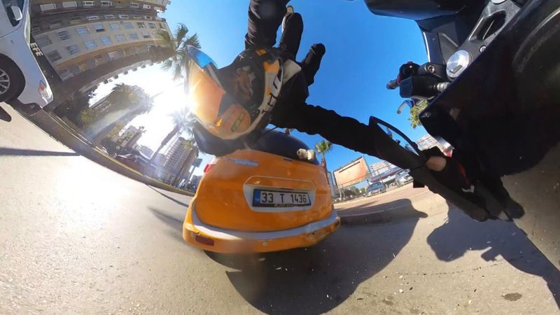 Mersin’de kaza yapan motosiklet sürücüsünü kaskı kurtardı