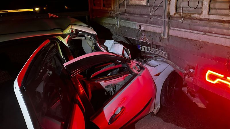 Çorum'da tıra çarpan otomobil hurdaya döndü: 1 ölü