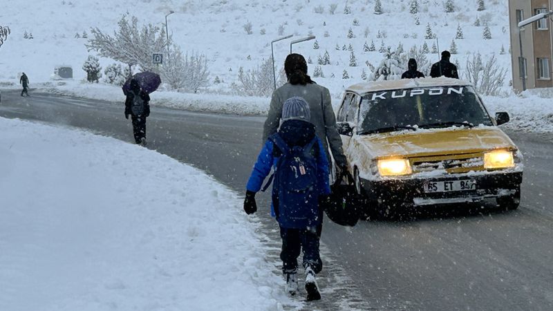 Van’da yoğun kar yağışı: Uçak seferleri rötar yaptı