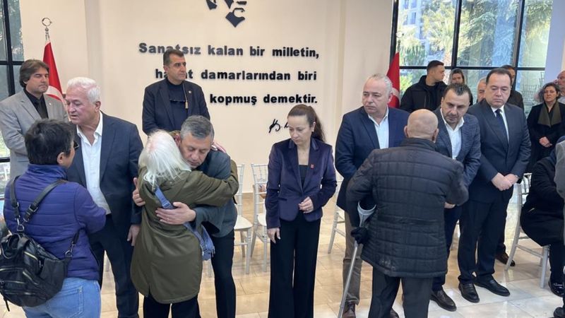 Özgür Özel, Manisa'da Gülşah Durbay'ın ailesiyle taziyeleri kabul etti