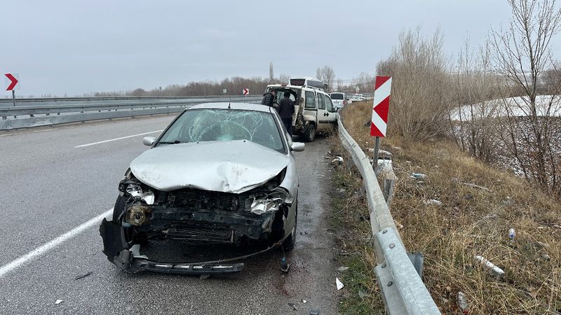 Çorum'da kaza yapan araçlarının yanında bekleyen vatandaşlara otomobil çarptı