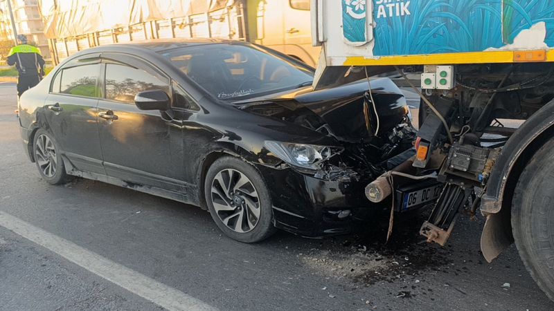 Antalya'da otomobil yol süpürme aracıyla çarpıştı