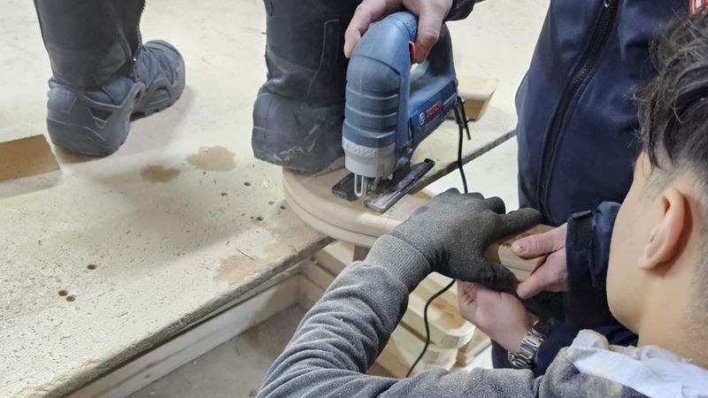 Bursa'da eline çivi tabancasıyla ahşap çaktı