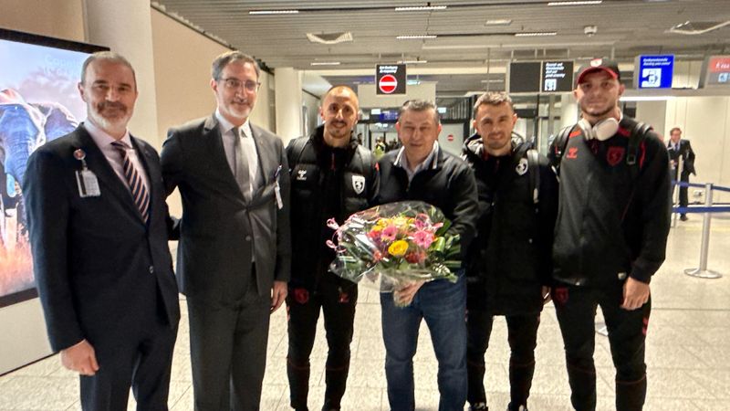 Samsunspor, Almanya'da çiçeklerle karşılandı