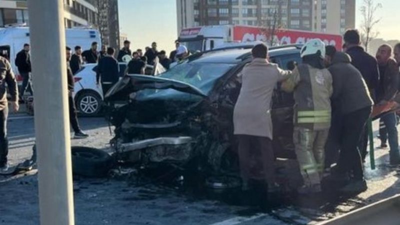Başakşehir’de karşı şeride geçen araç dehşet saçtı: 1 ölü 2 ağır yaralı