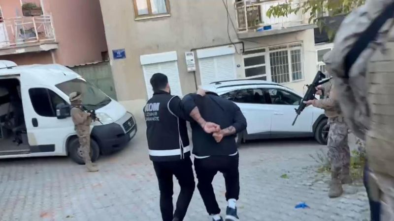 Çeşme’de özel harekât operasyonu: 6 suçtan aranan firari yakalandı