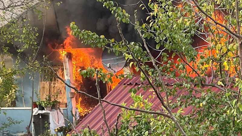 Kocaeli'de çakmağı doldururken hem kendini hem de evi yaktı
