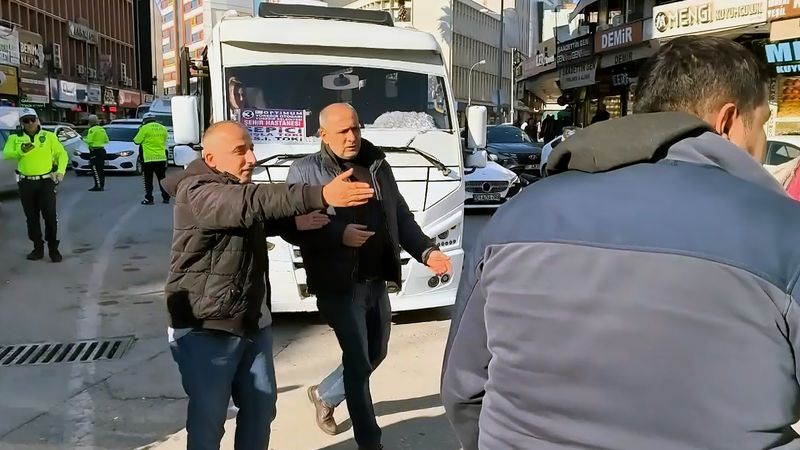 Adana'da havalı korna kullandığı anlaşılınca kesilen cezaya öfkelendi