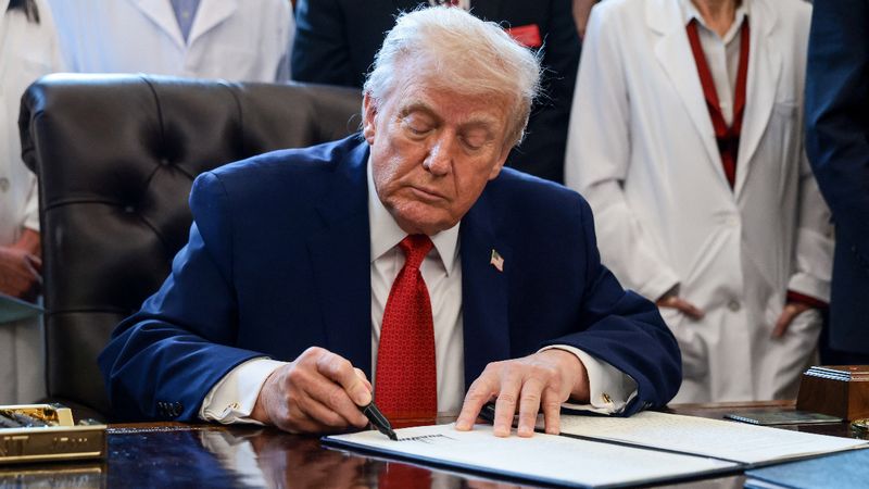 Trump, yeniden Ay'a gidilmesini öngören kararnameyi imzaladı