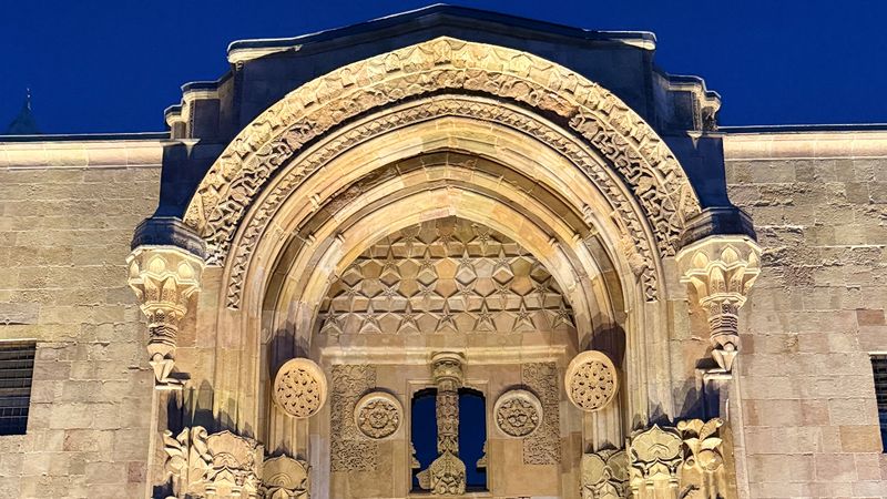 Sivas Divriği Ulu Camii ve Darüşşifası'nda ışık şöleni