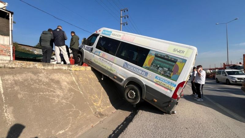 Kocaeli'de park halindeki minibüs, kaydığı istinat duvarında asılı kaldı
