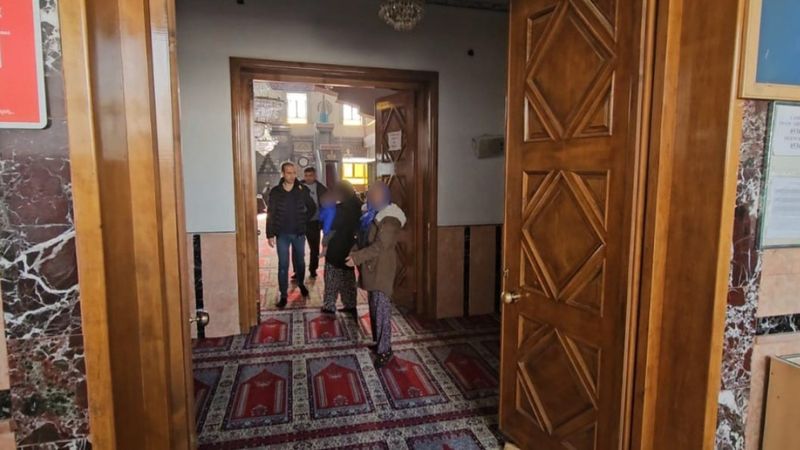 Elazığ'da zabıtayı gören dilenciler camiye kaçıp cemaatin arasına karıştı