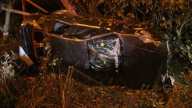 Sakarya'da otomobil tarlaya savruldu: 5 yaralı