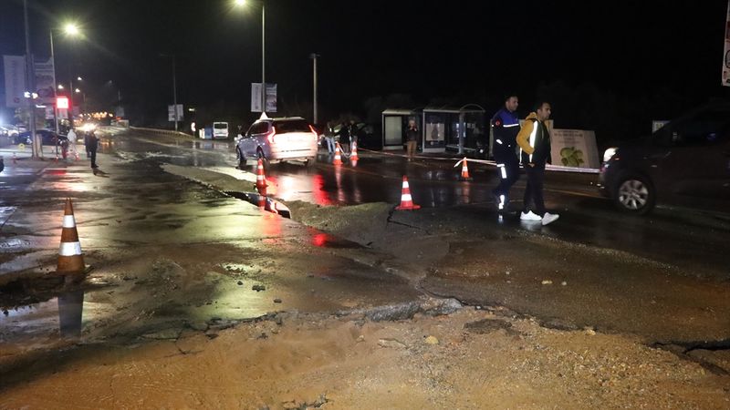 Muğla Bodrum'da içme suyu isale hattı patladı