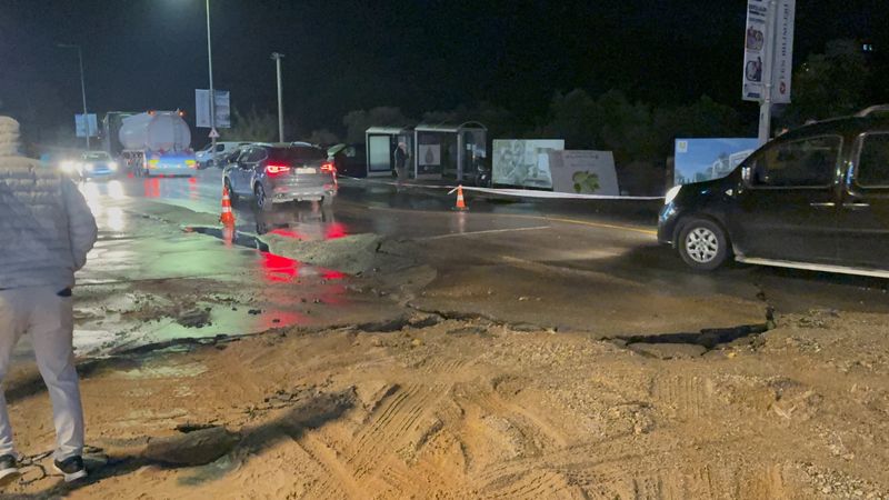 Bodrum'da ana su hattı patladı, yol çöktü