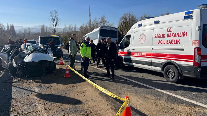 Nevşehir'de yolcu midibüsü ile otomobil çarpıştı