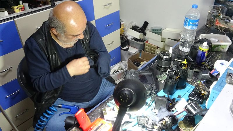 Düzce'de 41 yıldır biriktirdiği fotoğraf makinelerini sergiliyor