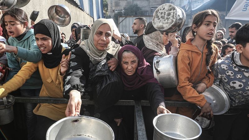 Gıda krizinin devam ettiği Gazze'de yemek dağıtımı gerçekleştirildi