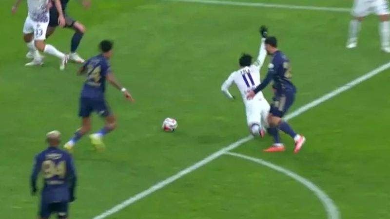 Eski hakemler, Eyüpspor-Fenerbahçe maçının tartışmalı pozisyonunu yorumladı