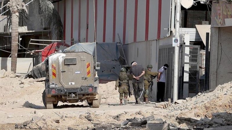 İsrail ordusu, Batı Şeria'da 2 Filistinliyi darbetti, 8 kişiyi gözaltına aldı