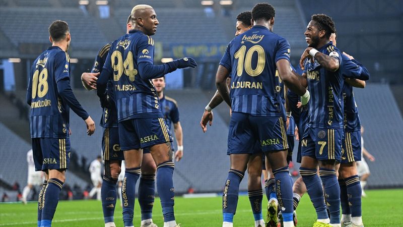 Fenerbahçe ilk yarıyı namağlup bitirdi