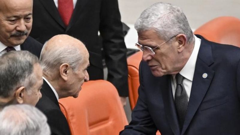 Bütçe görüşmelerinin son gününde Müsavat Dervişoğlu ve Devlet Bahçeli el sıkıştı