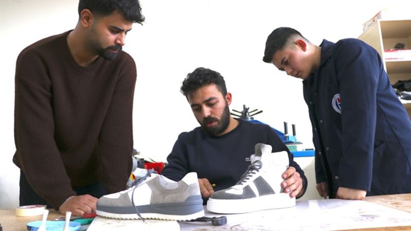 Gaziantep'te babasının yanında çırak olarak başlıdğı ayakkabıcılıkta, üniversitelilere ders veriyor