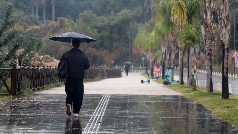 Antalya’da beklenen sağanak yağış geldi