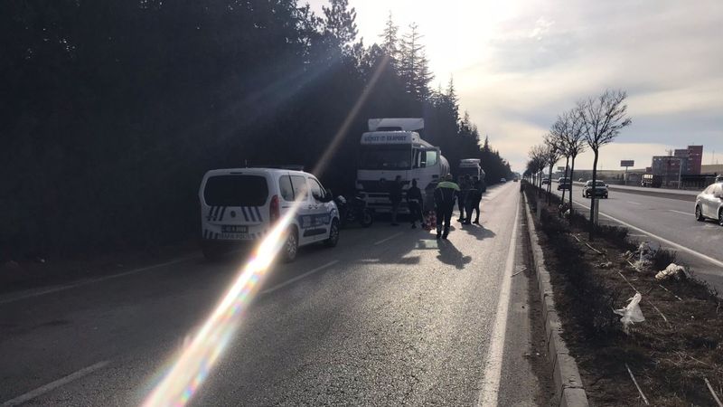 Konya'da park halindeki tırın yanında beklerken minibüs çarptı