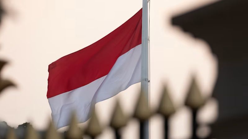 Endonezya'da yolcu otobüsü devrildi: 16 ölü