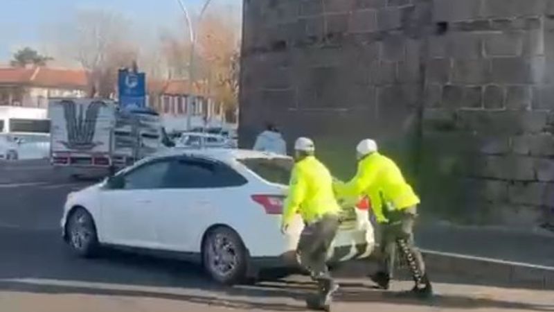 Diyarbakır'da aracı arızalanan sürücüye polis ekiplerinden yardım