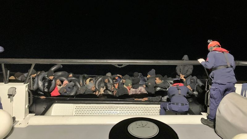 İzmir açıklarında 44 kaçak göçmen yakalandı, 18 göçmen kurtarıldı