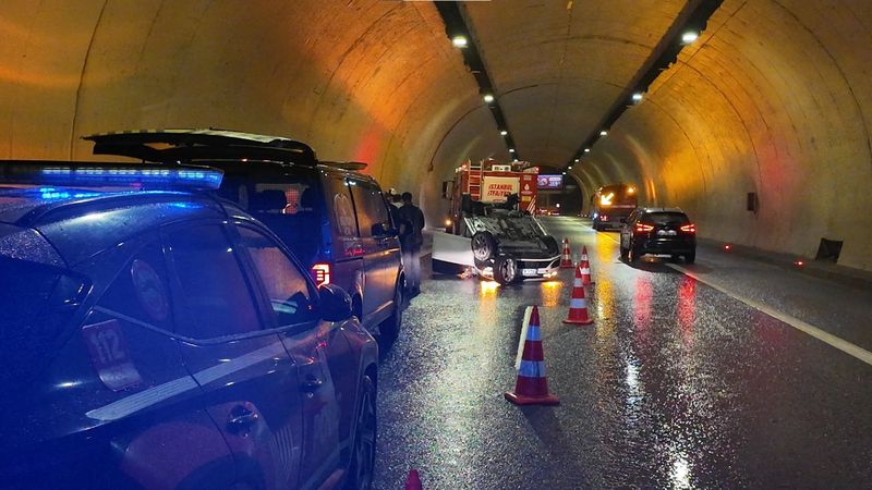 İstanbul'da sağanak yağış kaza getirdi: Tünel’de takla attı