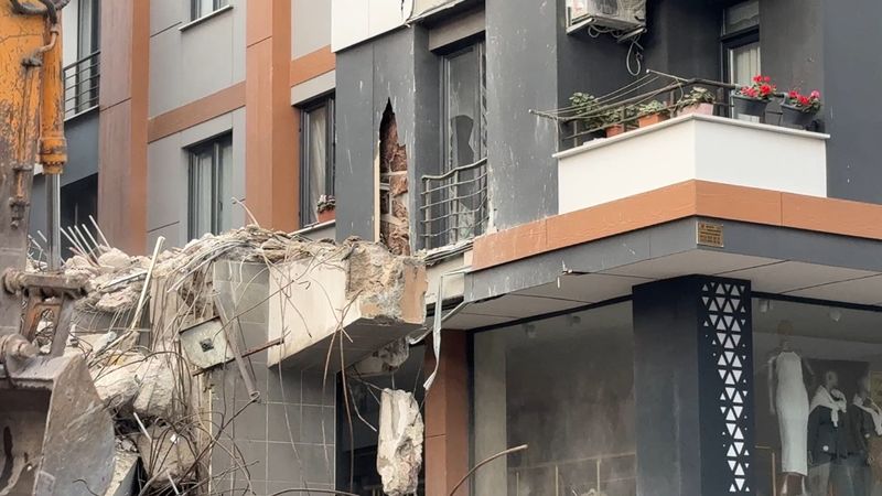 İstanbul'da yıkım sırasında yandaki bina zarar gördü
