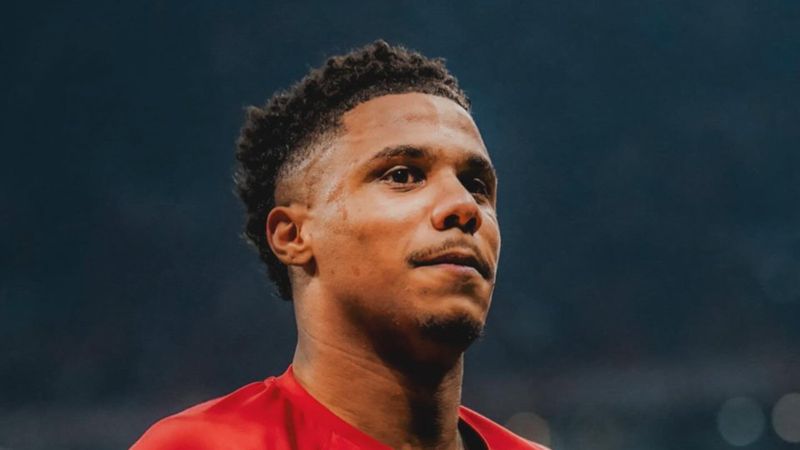 Ismail Jakobs'tan eleştirilere tepki: Yatağımın yanında mı oturuyorsun?