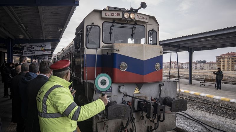 Yeni sezonun ilk seferine çıkan Turistik Doğu Ekspresi Erzurum'a ulaştı