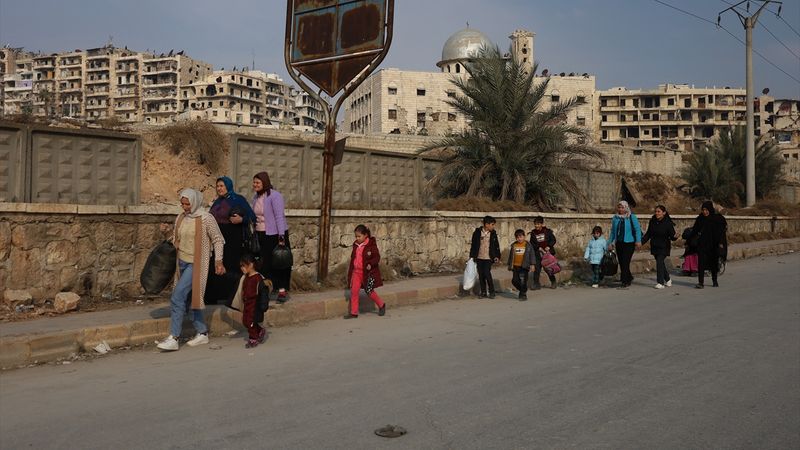 Halep’te PKK/YPG kontrolündeki mahallelerde siviller evlerini terk ediyor