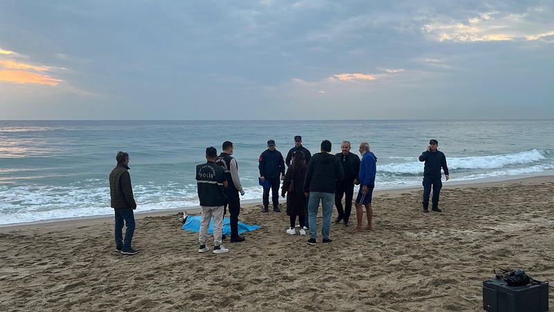 Antalya'da sahilde yabancı uyruklu kadın ölü bulundu