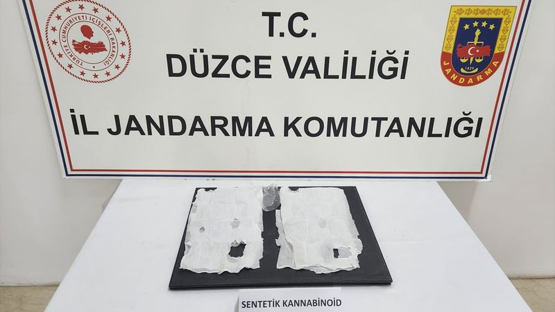 Düzce'de ayakkabısının tabanında uyuşturucu bulunan şüpheli gözaltına alındı